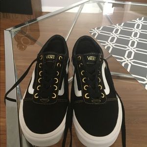 Vans of the wall size 8